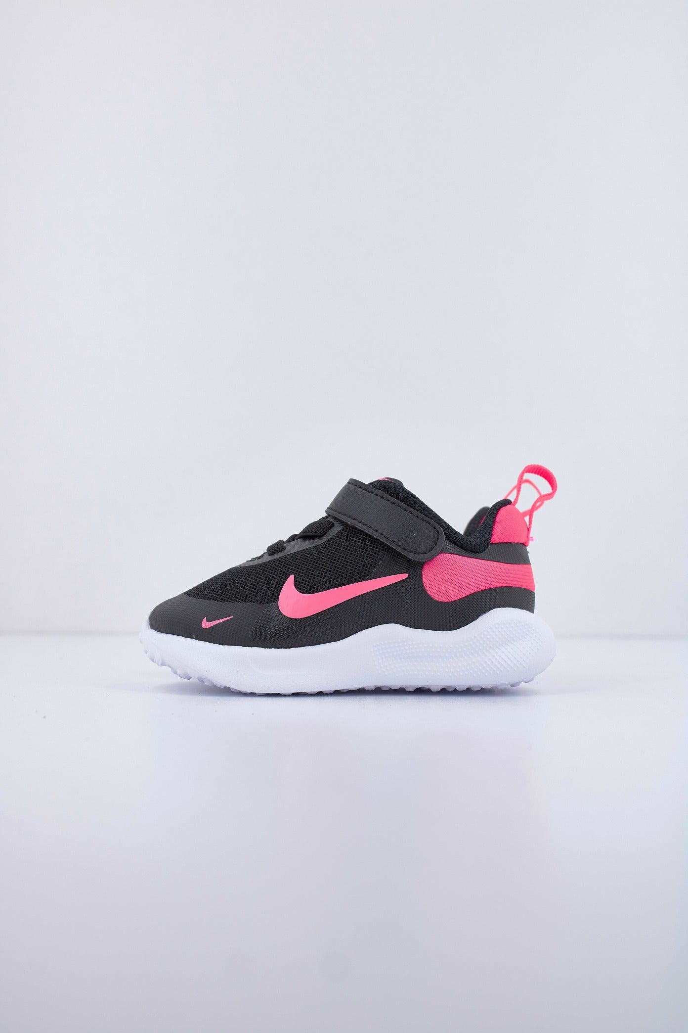 NIKE NIKE REVOLUTION  en color NEGRO  (1)