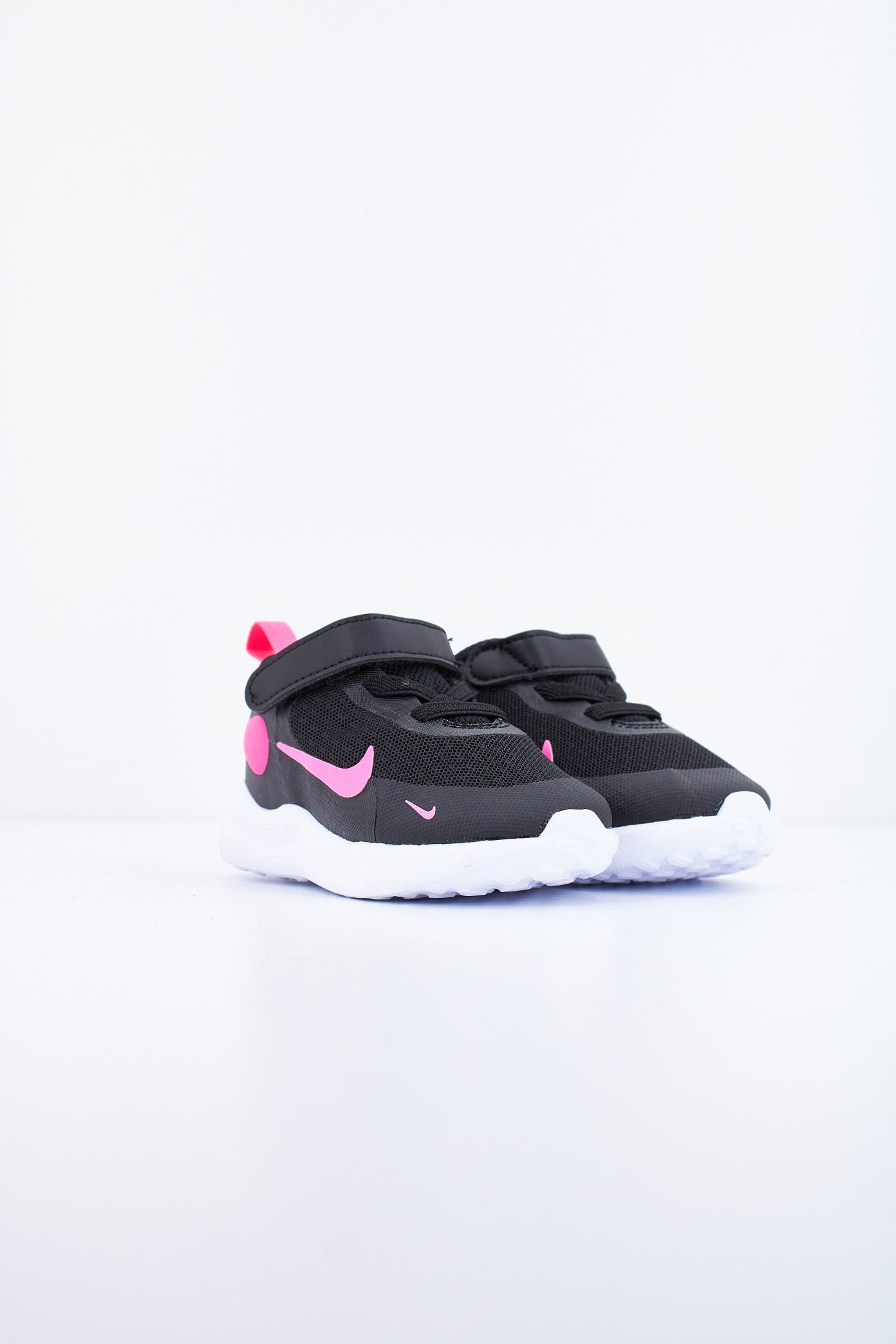 NIKE NIKE REVOLUTION  en color NEGRO  (2)