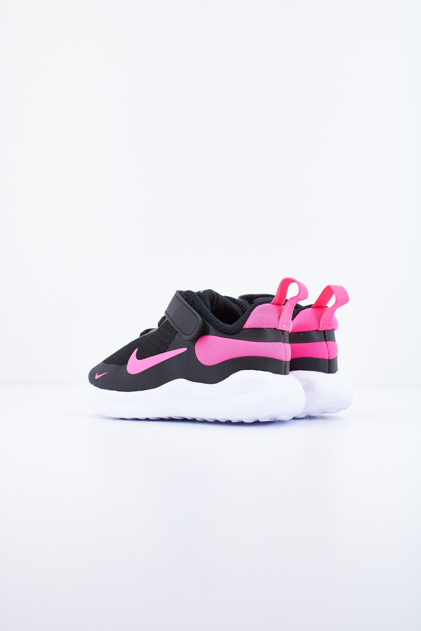 NIKE NIKE REVOLUTION  en color NEGRO  (3)