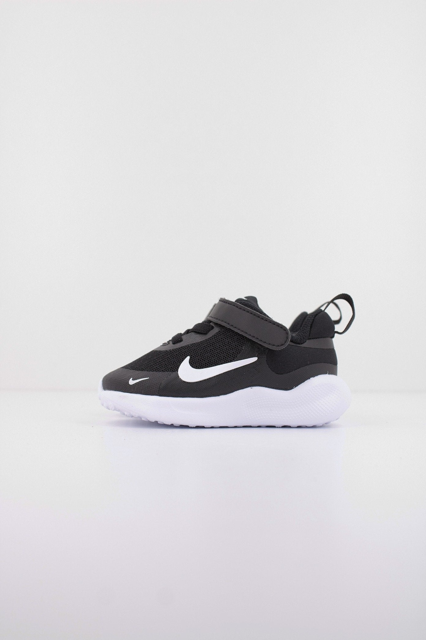 NIKE NIKE REVOLUTION  en color NEGRO  (1)