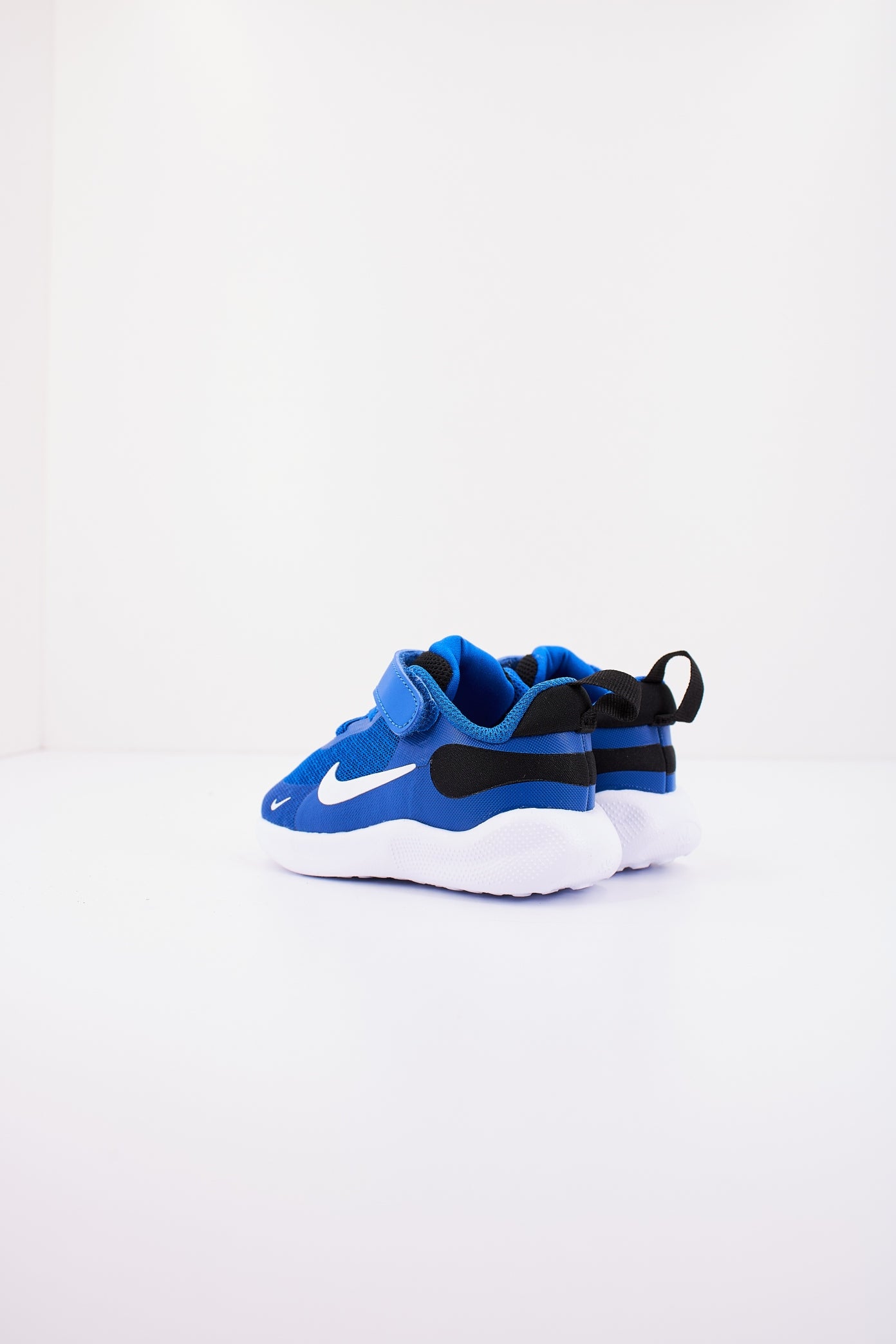 NIKE NIKE REVOLUTION  en color AZUL  (3)