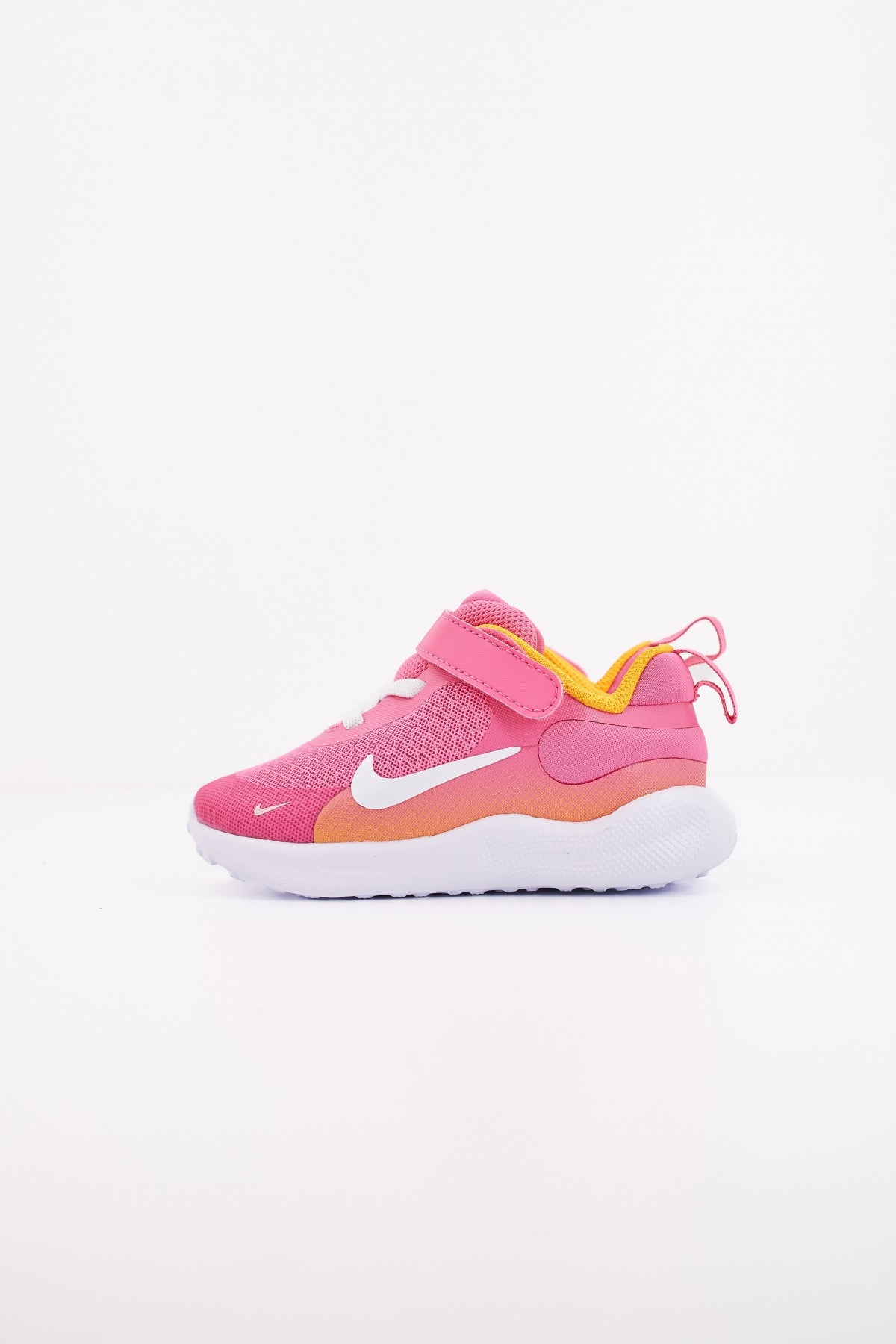 NIKE NIKE REVOLUTION  en color ROSA  (1)