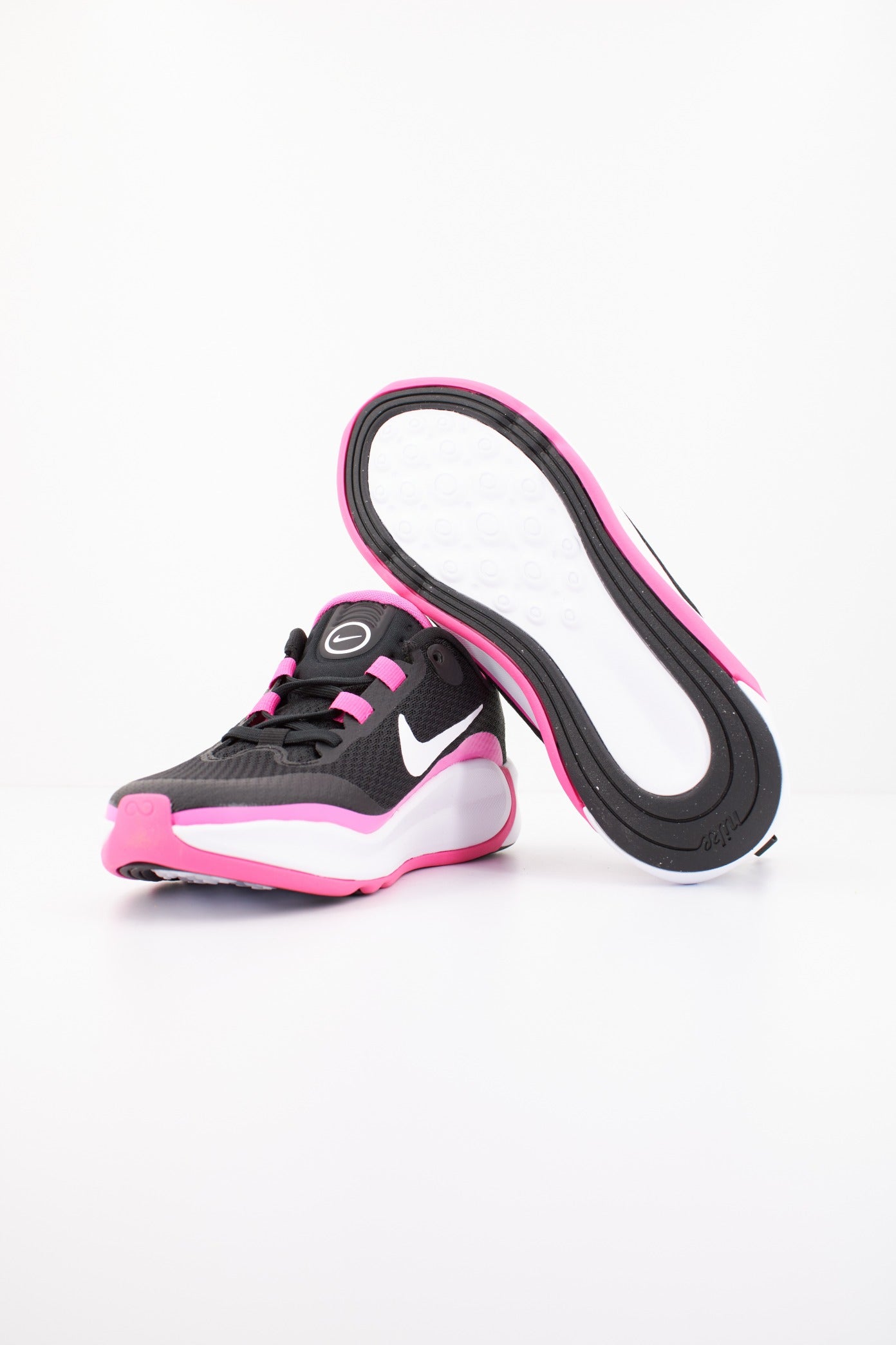 NIKE KIDFINITY BIG KIDS' SHO en color NEGRO  (4)