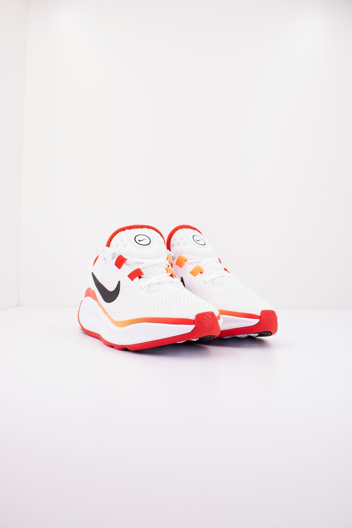 NIKE KIDFINITY BIG KIDS' SHO en color BLANCO  (2)