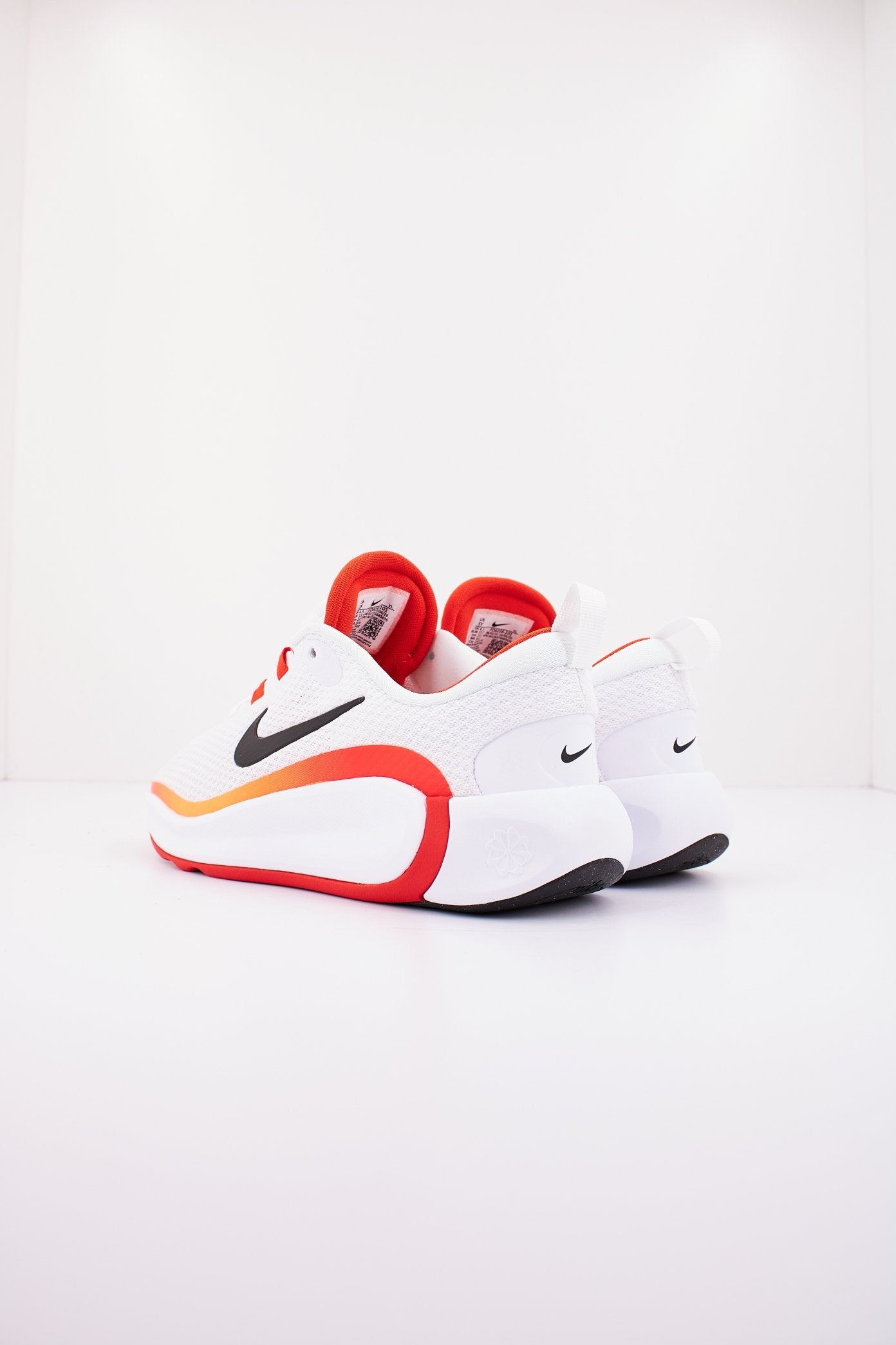 NIKE KIDFINITY BIG KIDS' SHO en color BLANCO  (3)