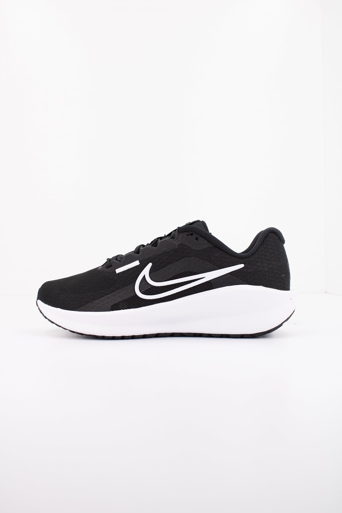 NIKE DOWNSHIFTER  en color NEGRO  (1)