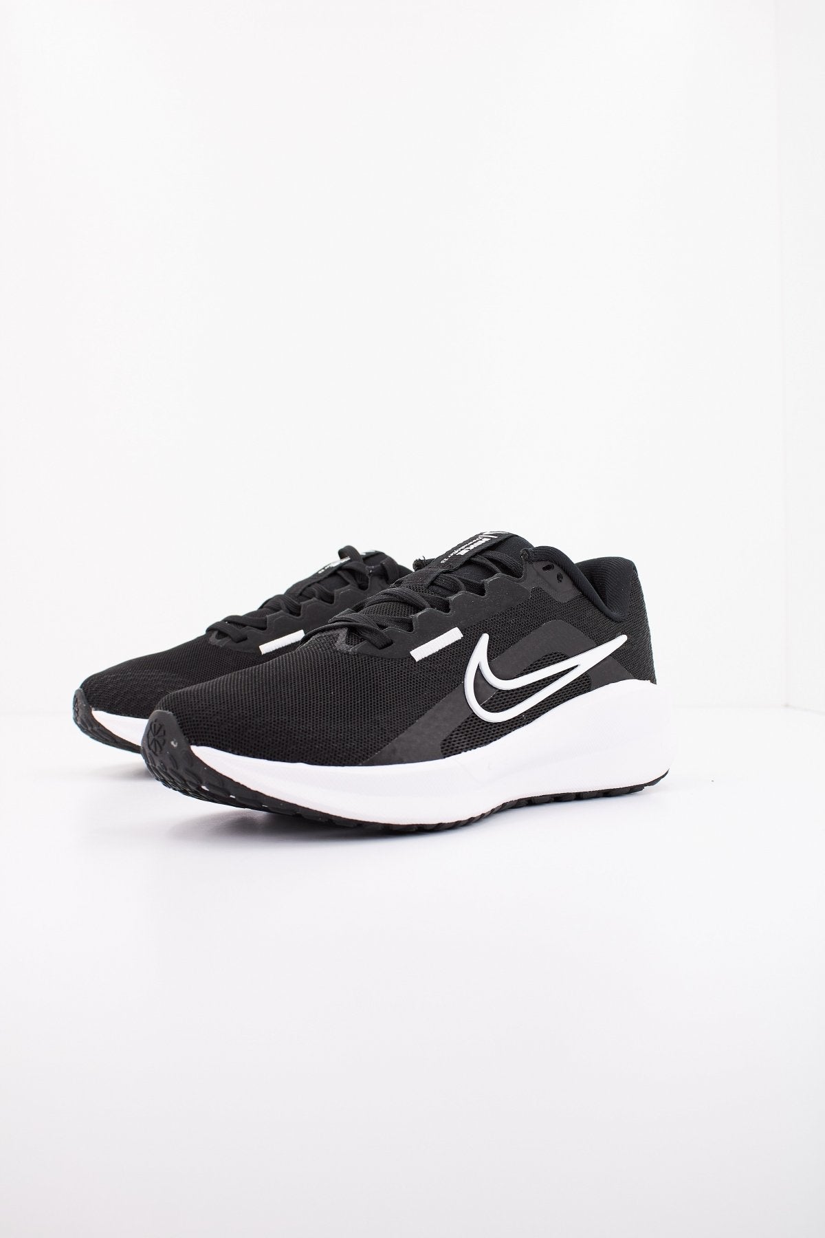 NIKE DOWNSHIFTER  en color NEGRO  (2)