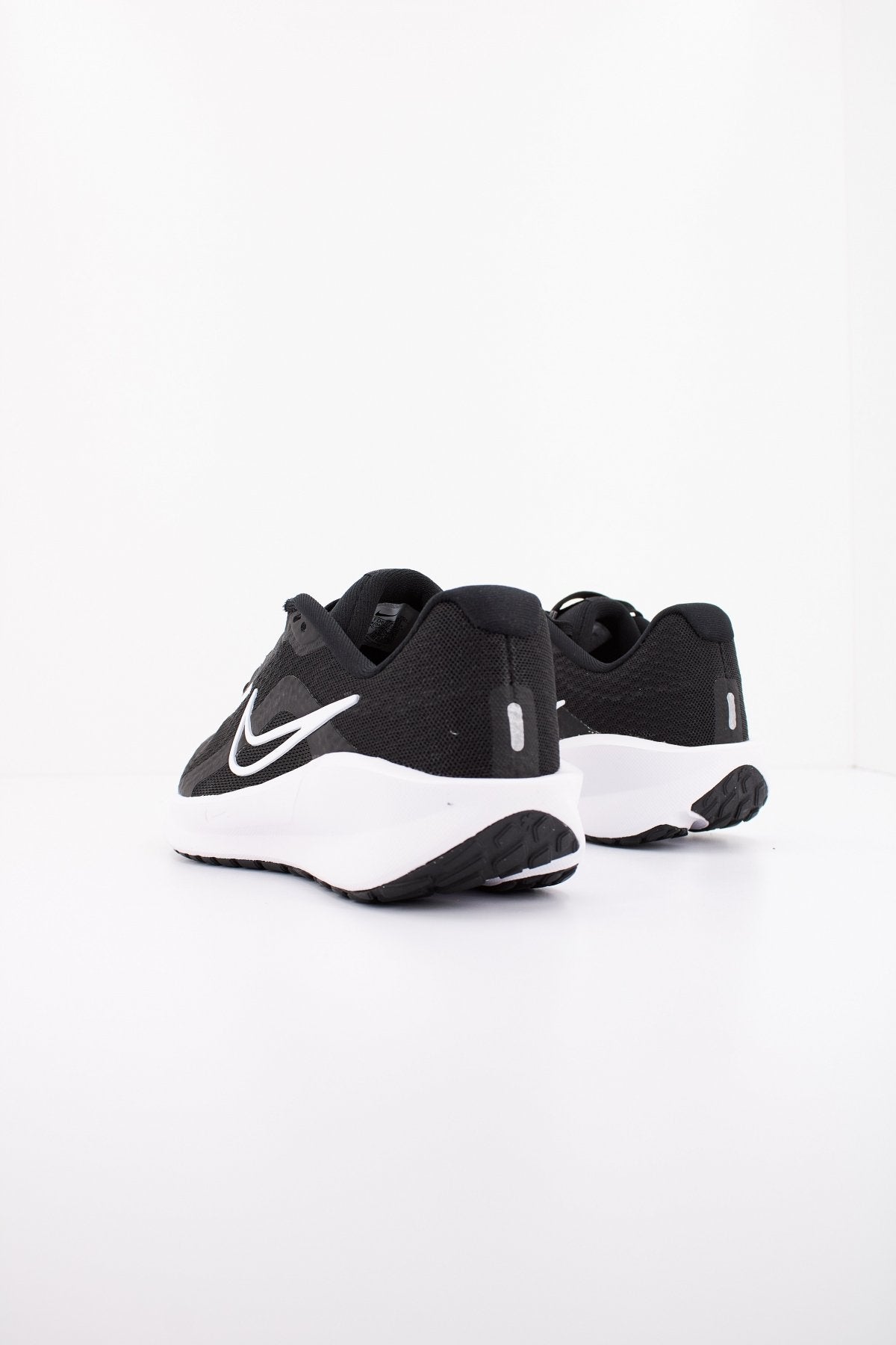 NIKE DOWNSHIFTER  en color NEGRO  (3)