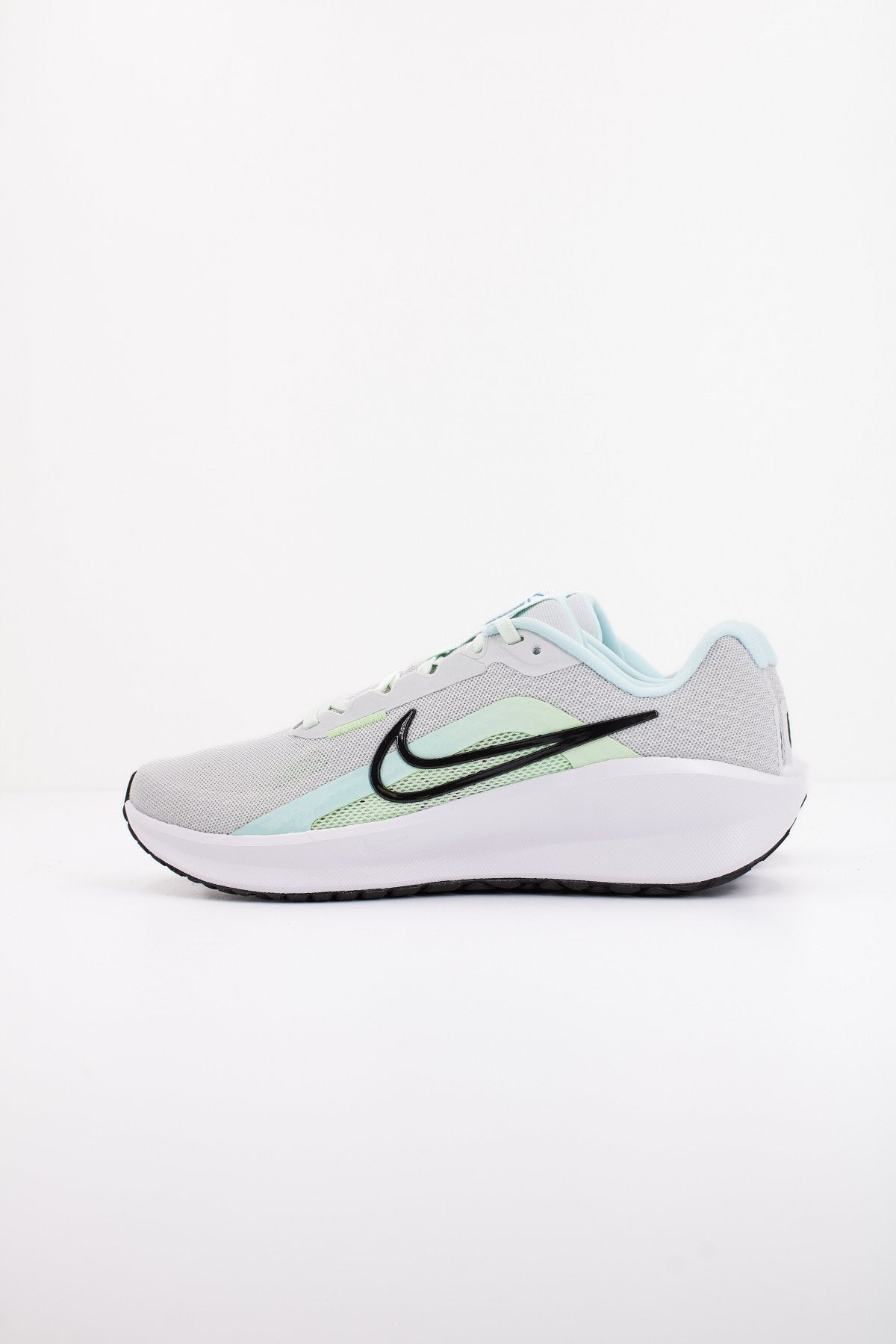 NIKE DOWNSHIFTER  en color GRIS  (1)