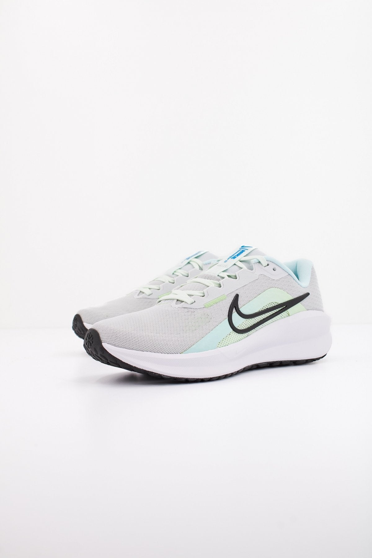 NIKE DOWNSHIFTER  en color GRIS  (2)