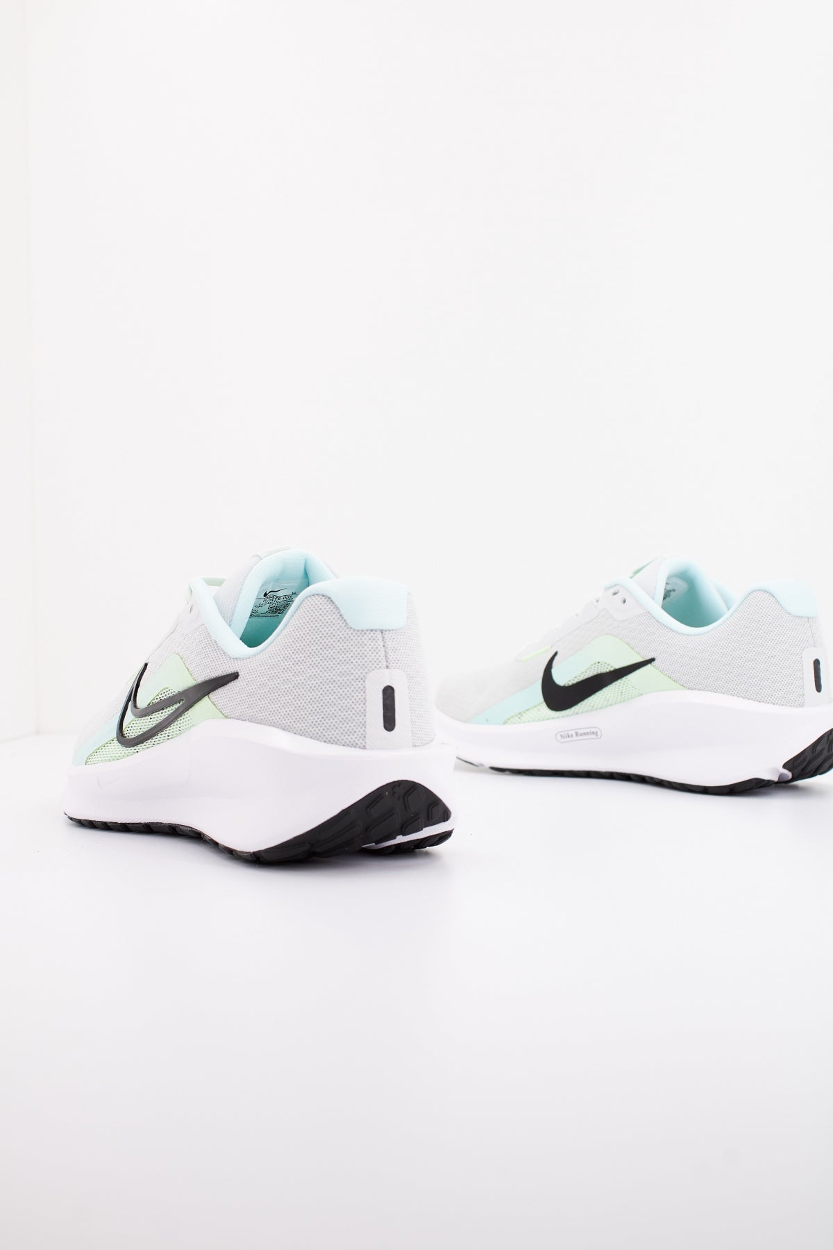 NIKE DOWNSHIFTER  en color GRIS  (3)