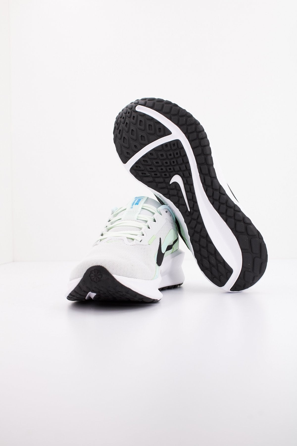 NIKE DOWNSHIFTER  en color GRIS  (4)