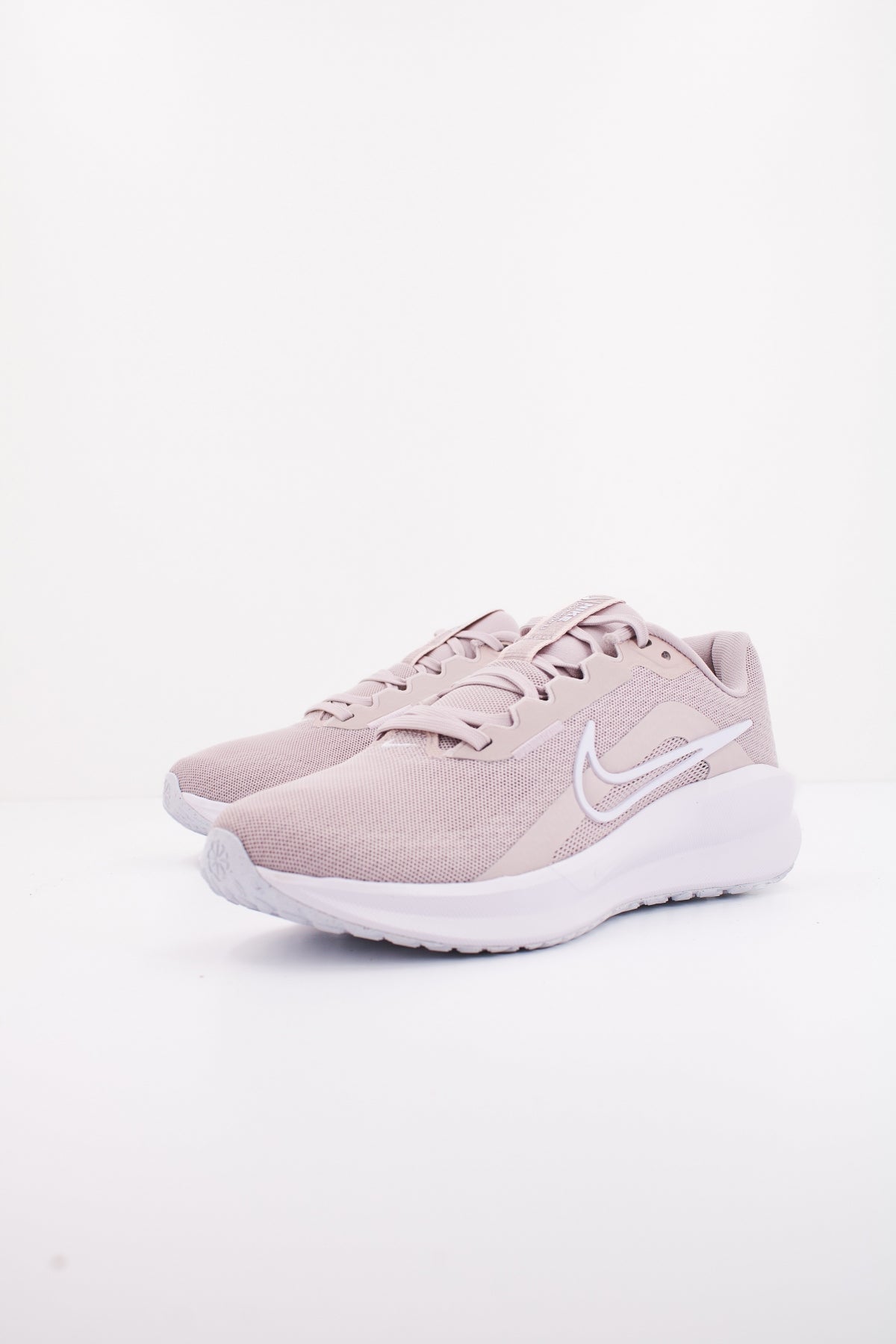 NIKE DOWNSHIFTER  en color BEIS  (2)