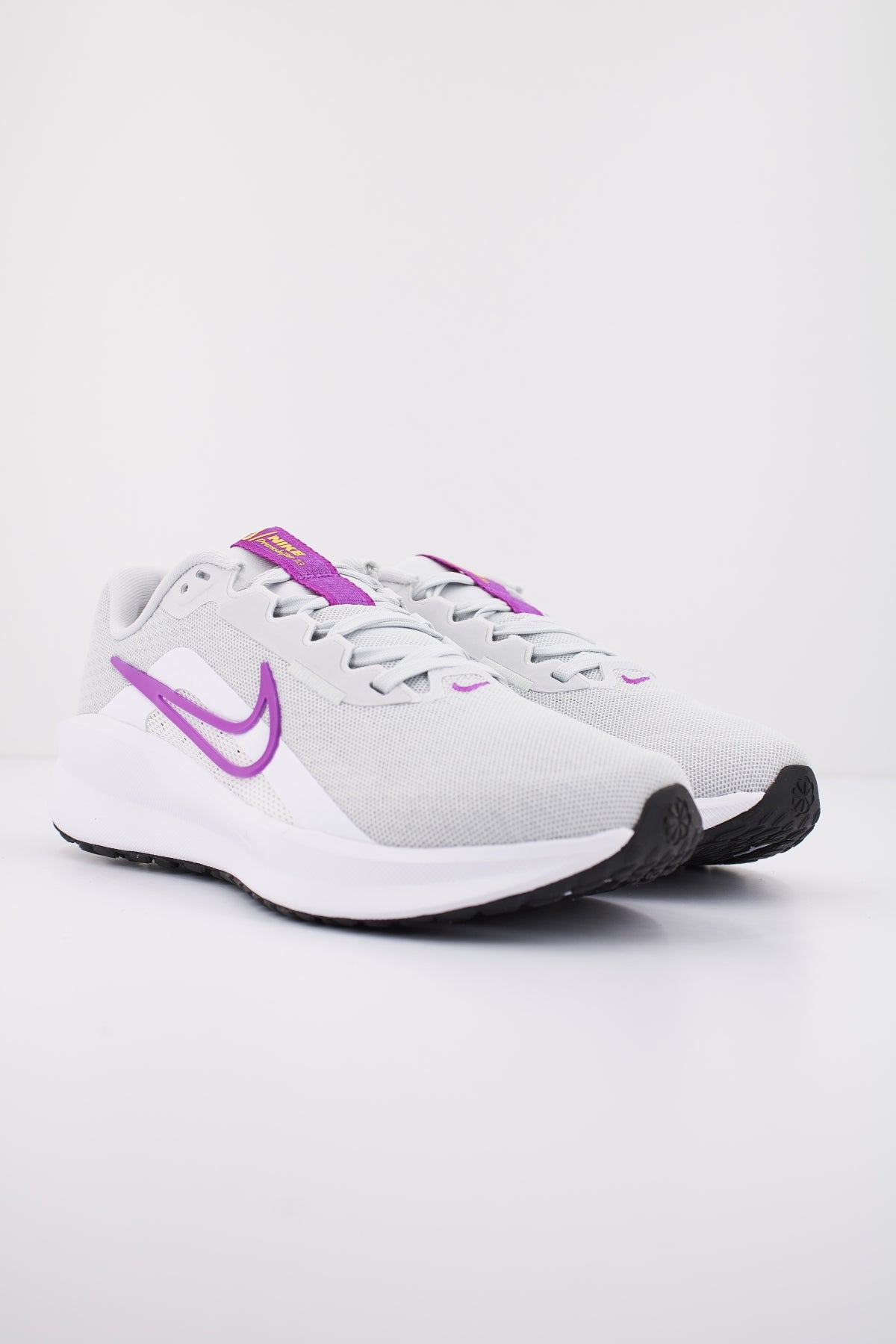 NIKE  DOWNSHIFTER  en color ROSA  (2)