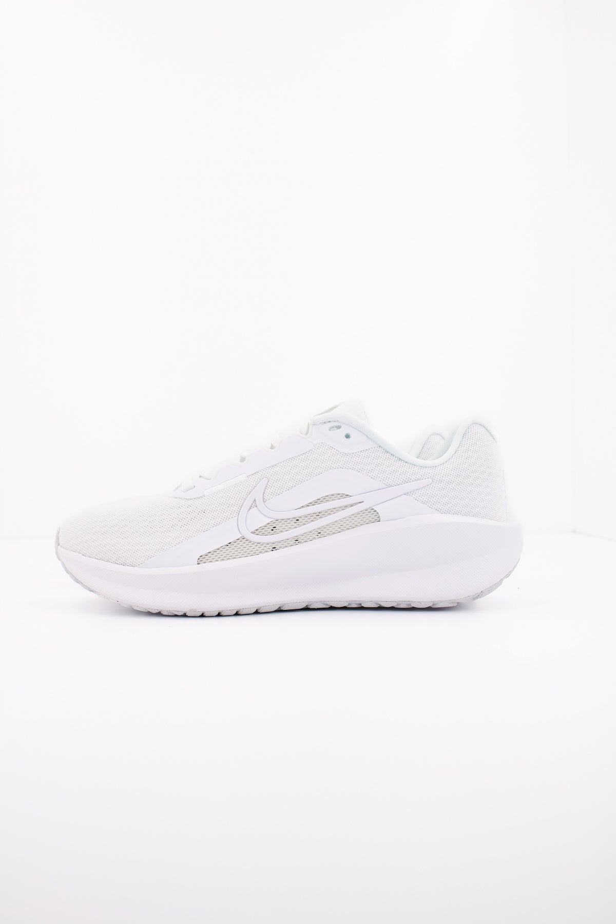 NIKE DOWNSHIFTER  en color BLANCO  (1)