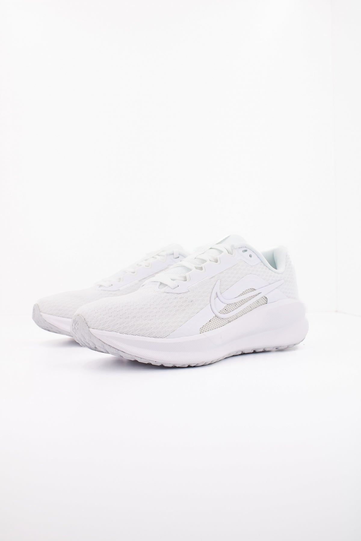 NIKE DOWNSHIFTER  en color BLANCO  (2)