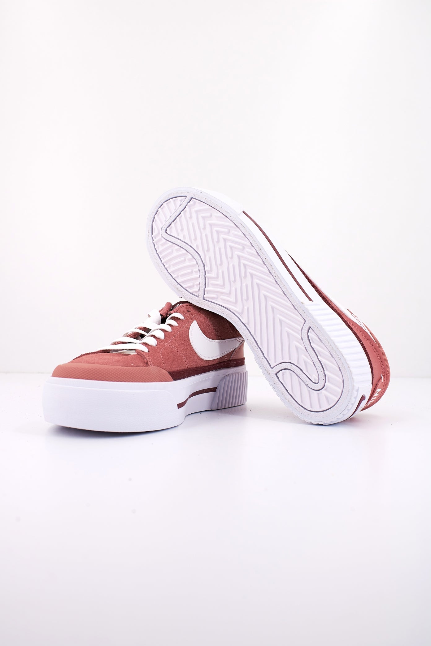 NIKE COURT LEGACY en color ROJO  (4)