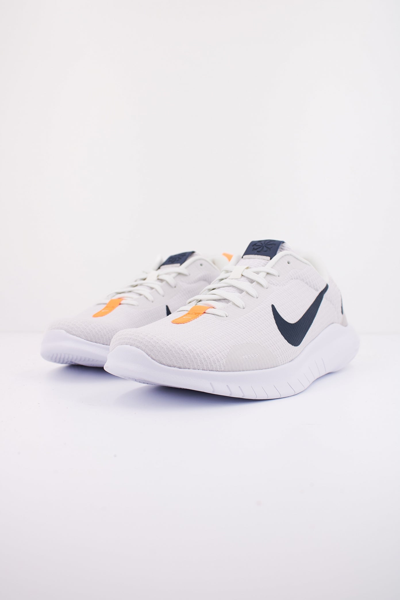 NIKE FLEX EXPERIENCE RUN  en color GRIS  (2)