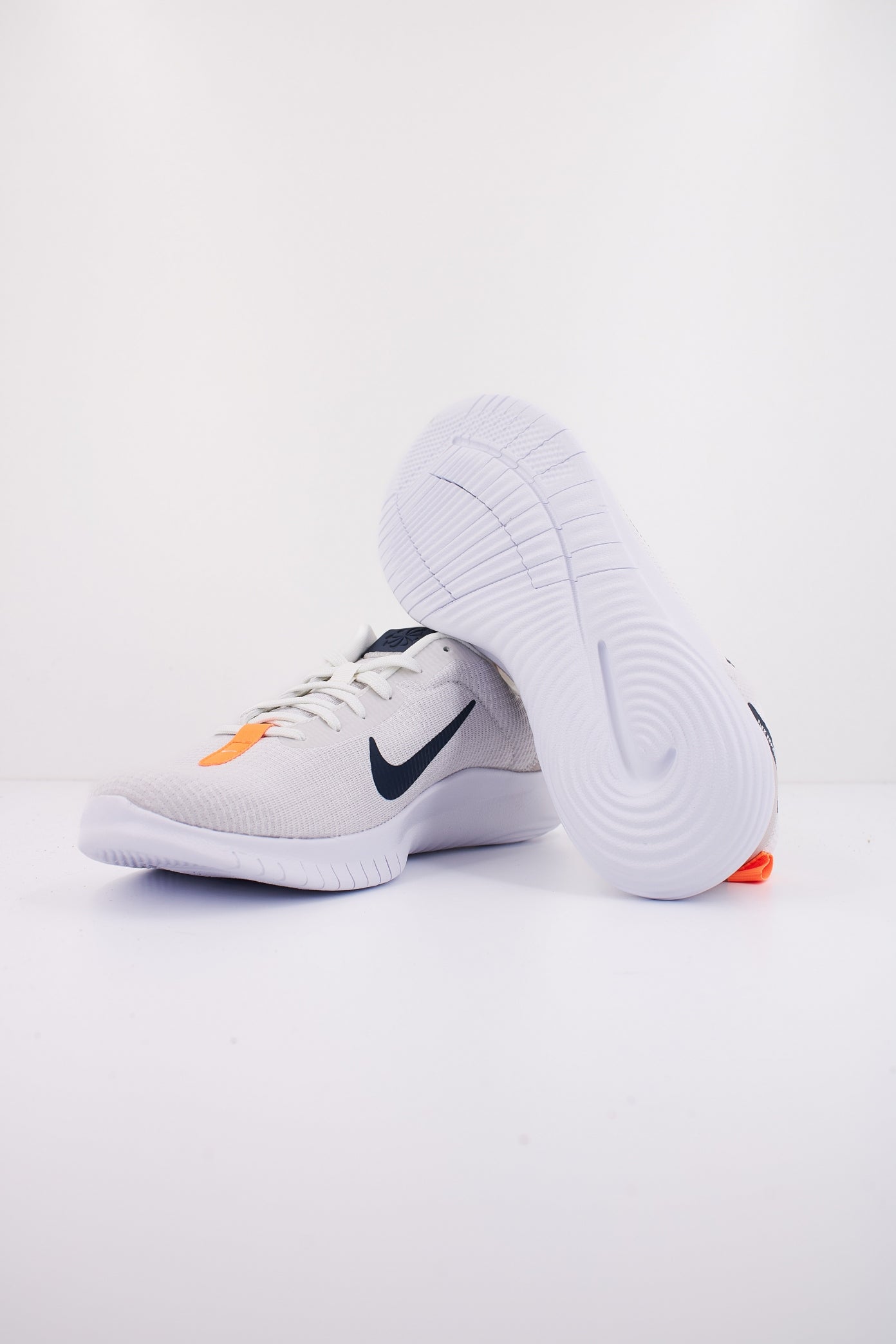 NIKE FLEX EXPERIENCE RUN  en color GRIS  (4)