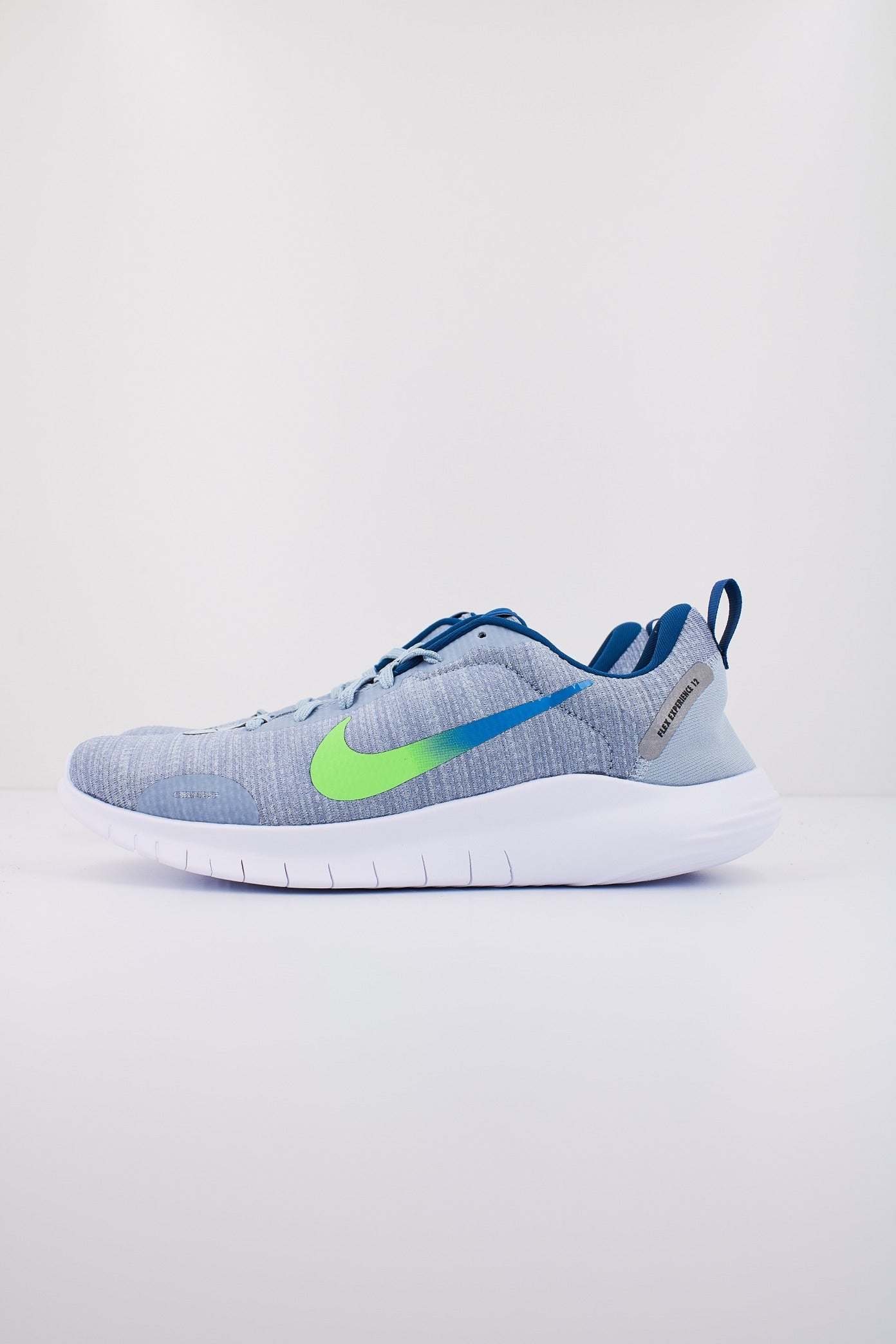 NIKE FLEX EXPERIENCE RUN  en color GRIS  (1)