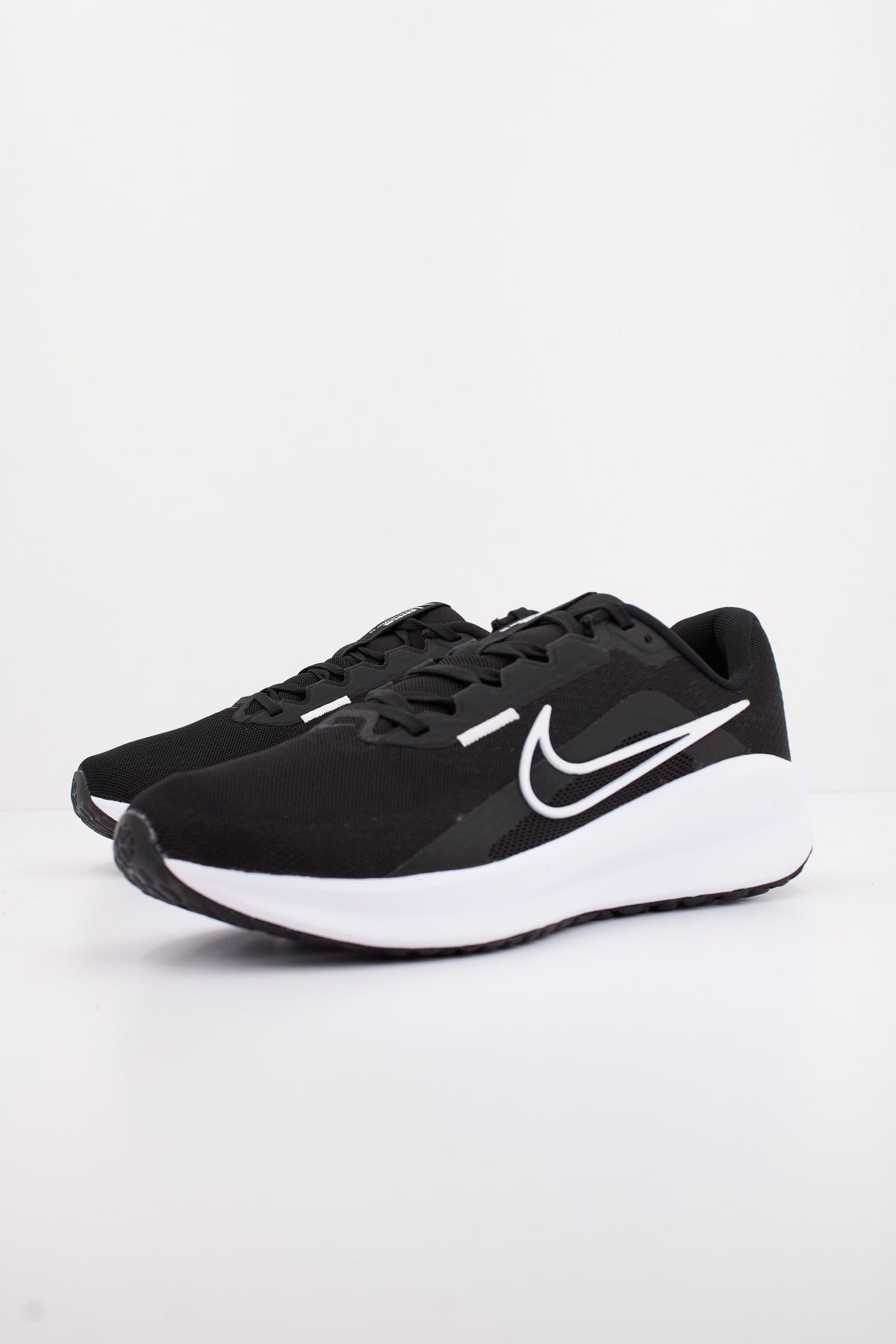 NIKE DOWNSHIFTER  en color NEGRO  (2)