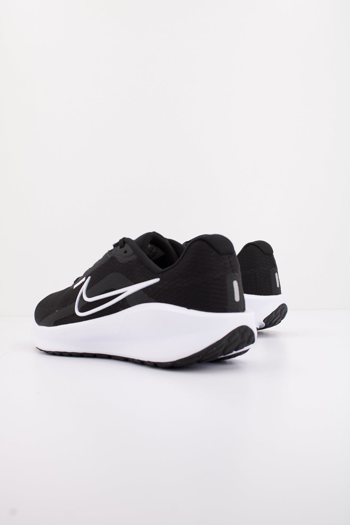 NIKE DOWNSHIFTER  en color NEGRO  (3)