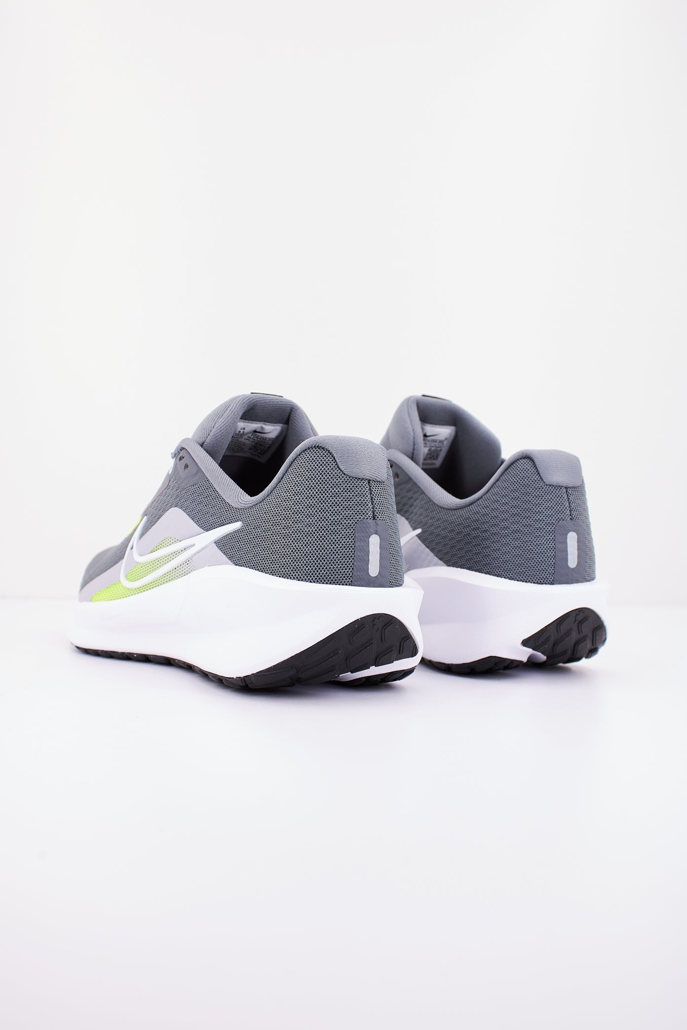 NIKE DOWNSHIFTER  en color GRIS  (3)