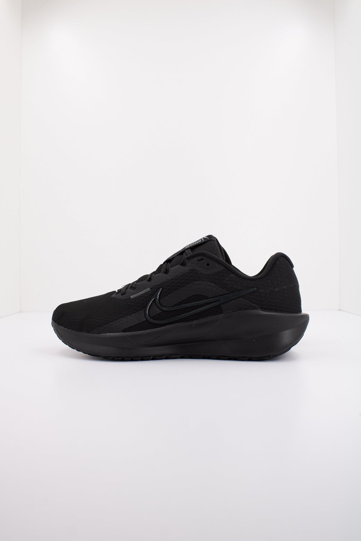 NIKE DOWNSHIFTER  en color NEGRO  (1)