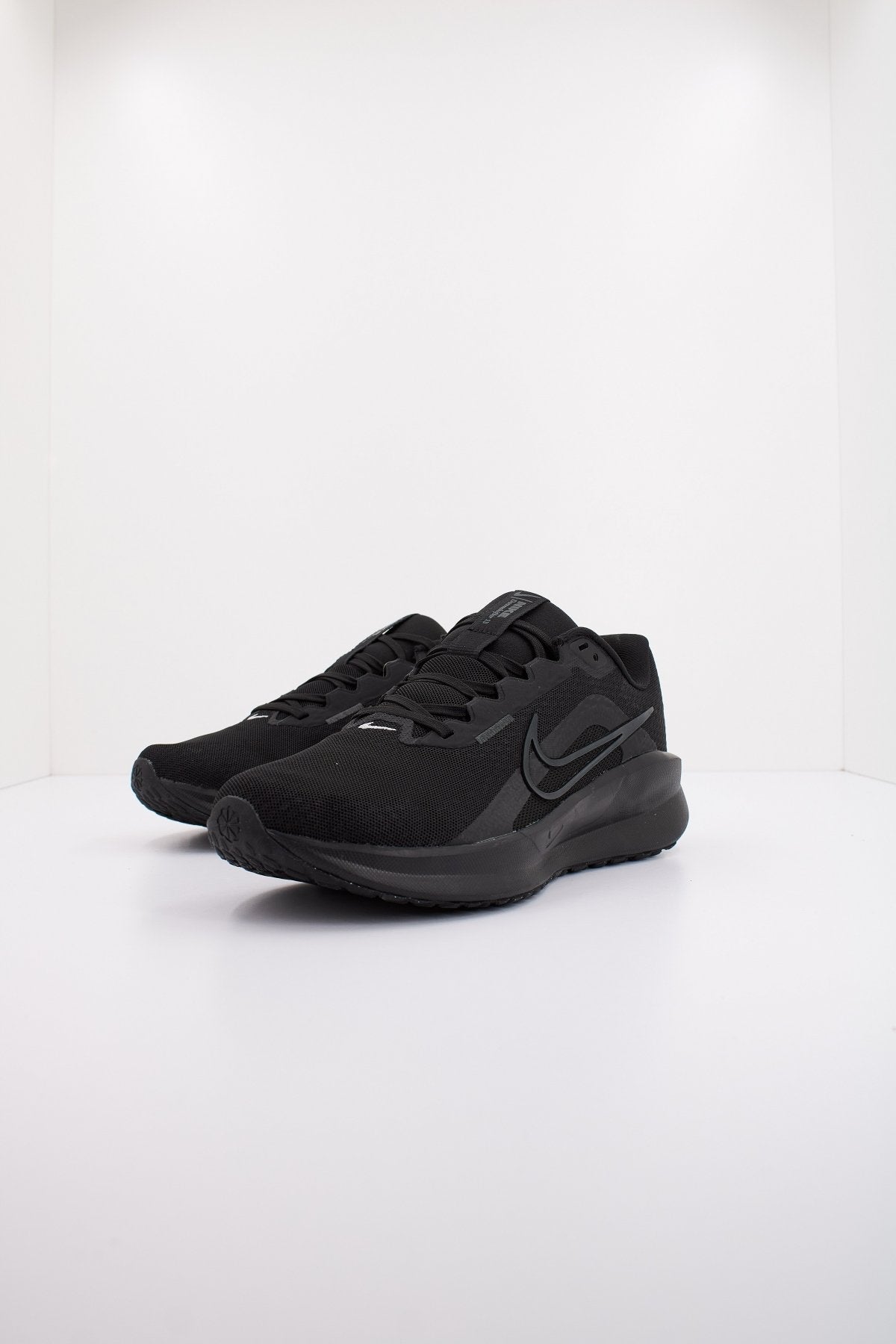 NIKE DOWNSHIFTER  en color NEGRO  (2)