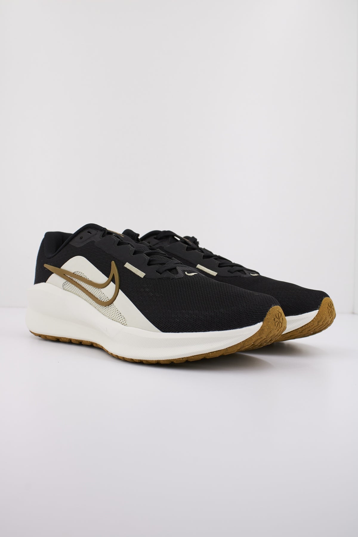 NIKE DOWNSHIFTER  en color NEGRO  (2)