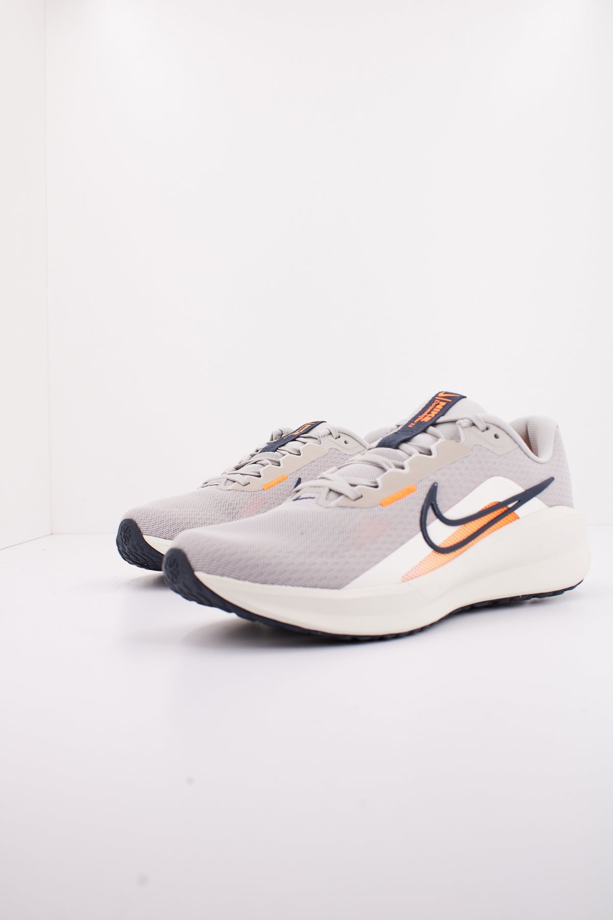 NIKE DOWNSHIFTER  en color GRIS  (2)