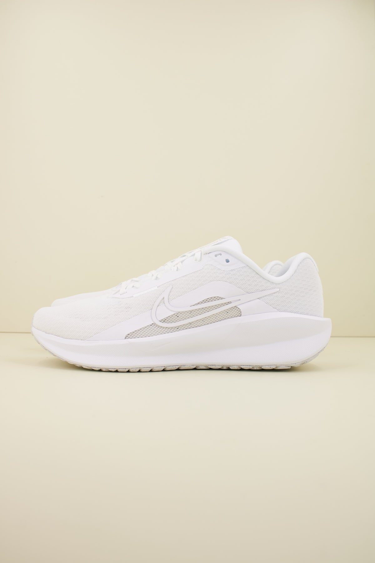 NIKE DOWNSHIFTER  en color BLANCO  (1)