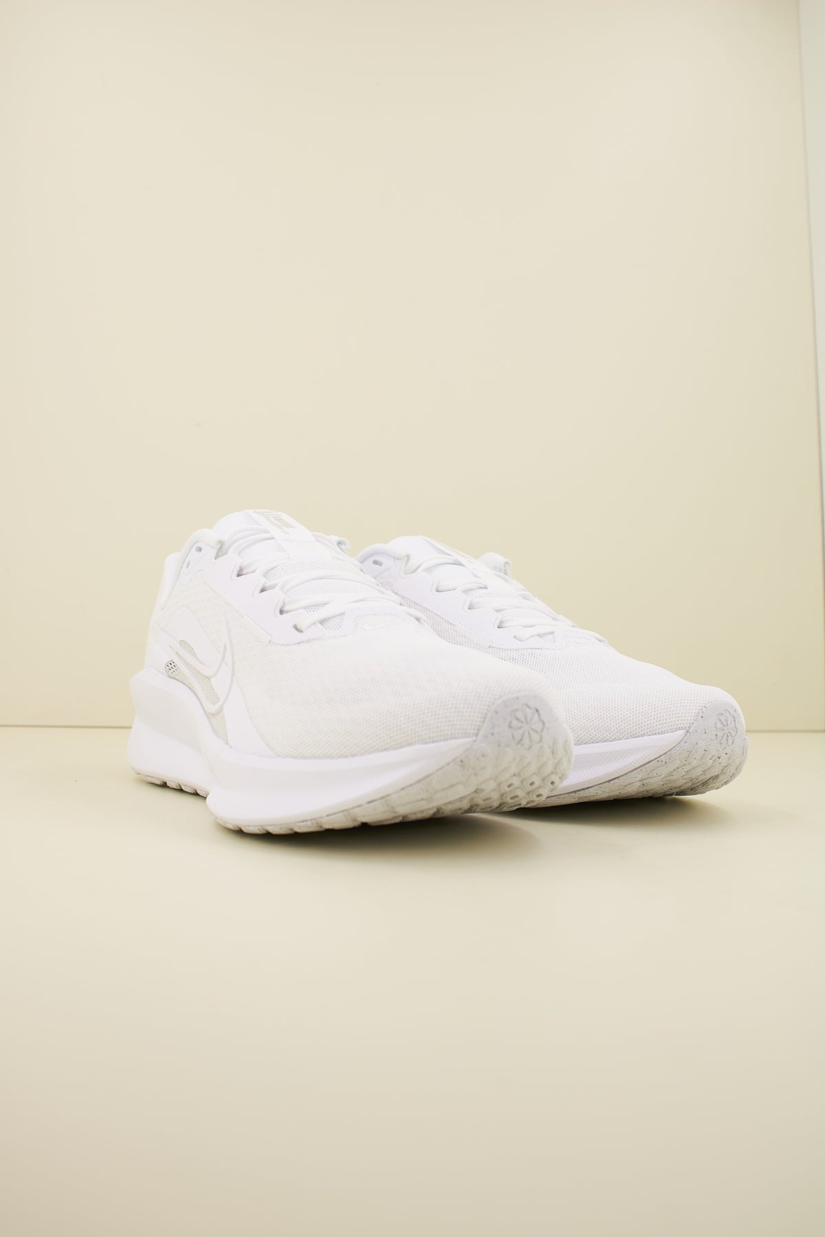 NIKE DOWNSHIFTER  en color BLANCO  (2)