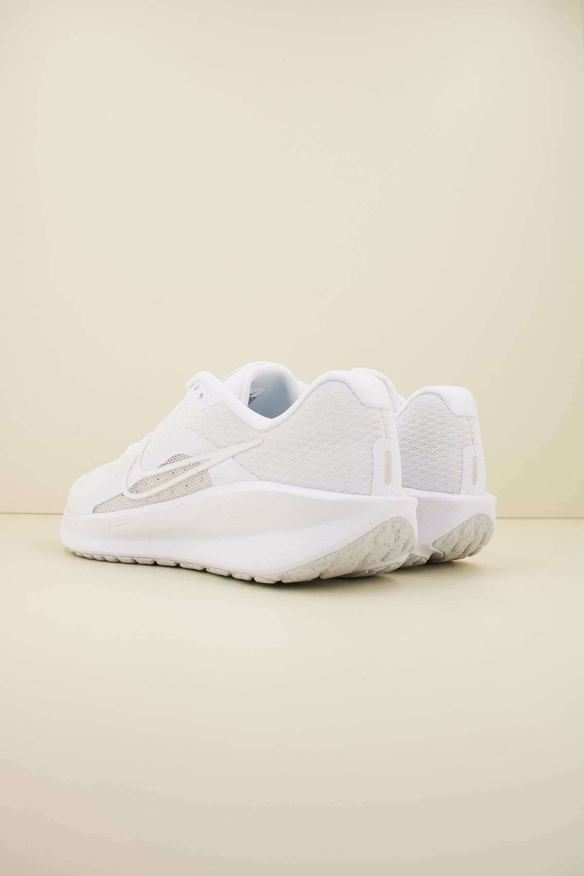 NIKE DOWNSHIFTER  en color BLANCO  (3)