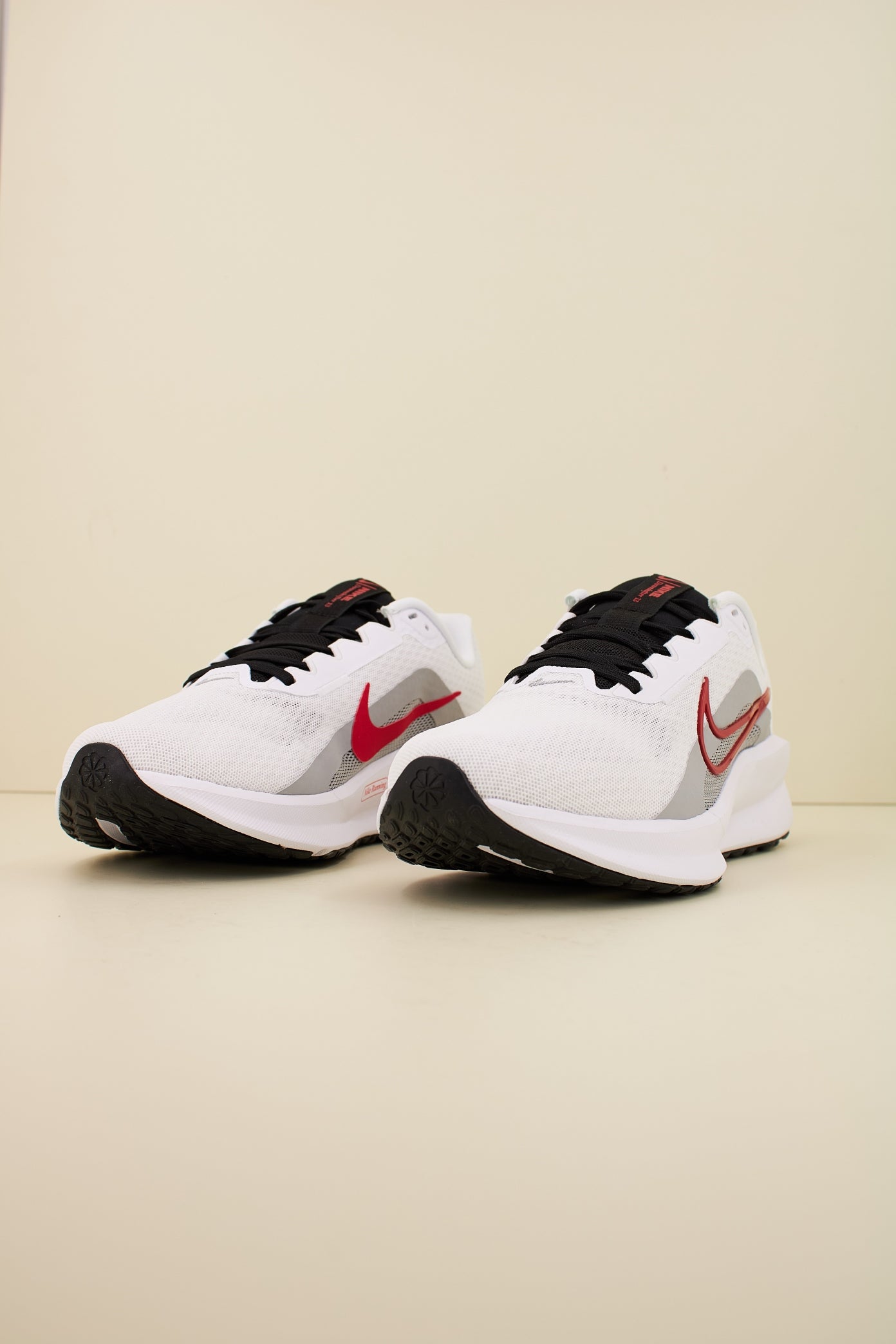 NIKE DOWNSHIFTER  en color BLANCO  (2)