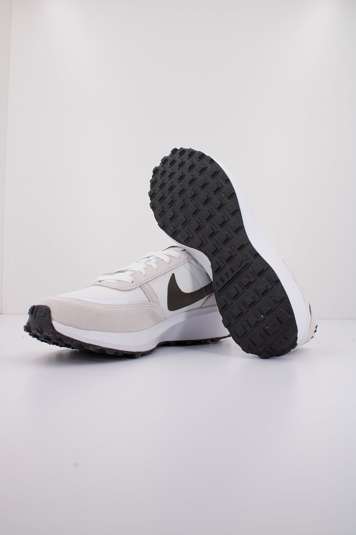 NIKE WAFFLE DEBUT en color BLANCO  (4)