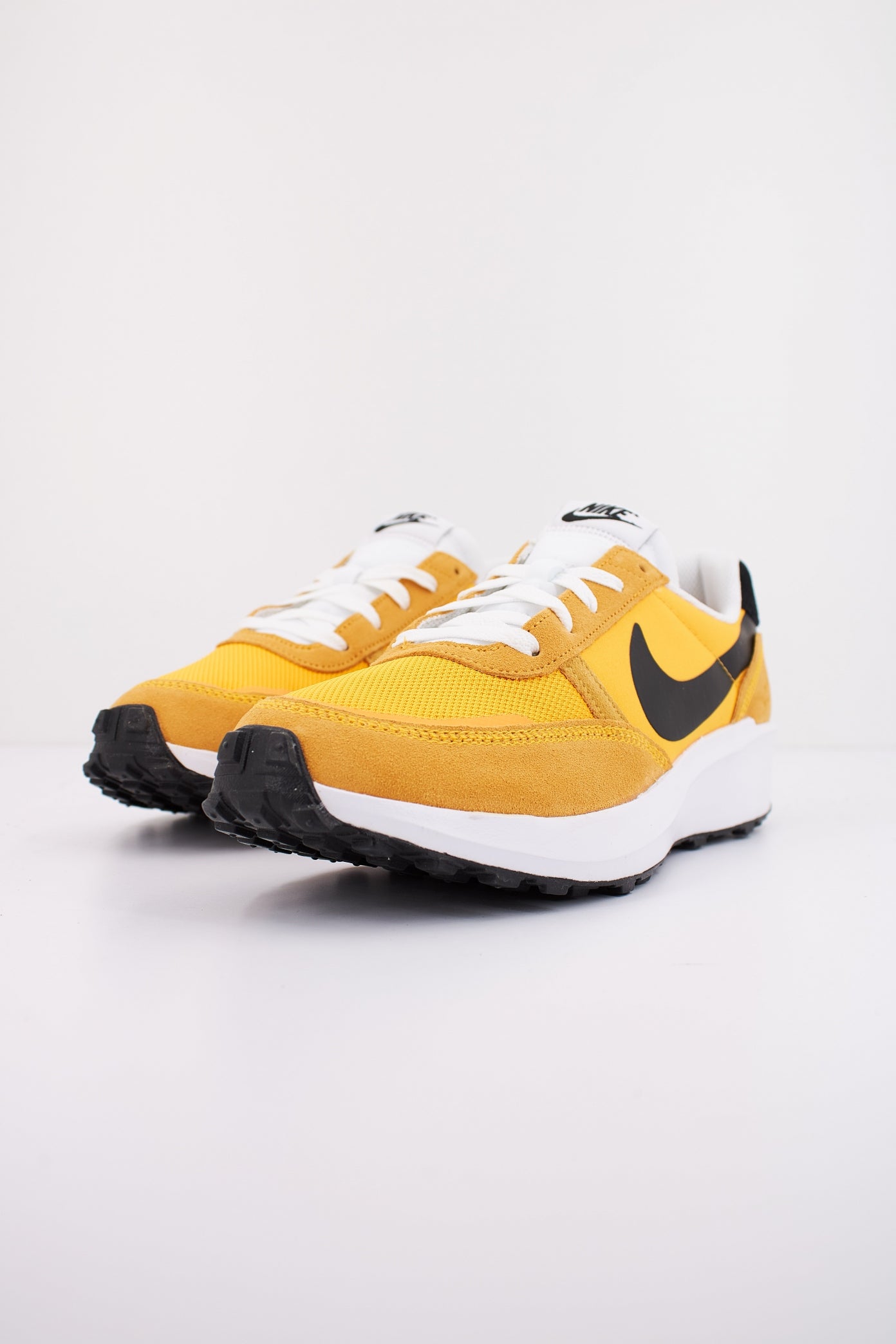 NIKE WAFFLE DEBUT en color AMARILLO  (2)