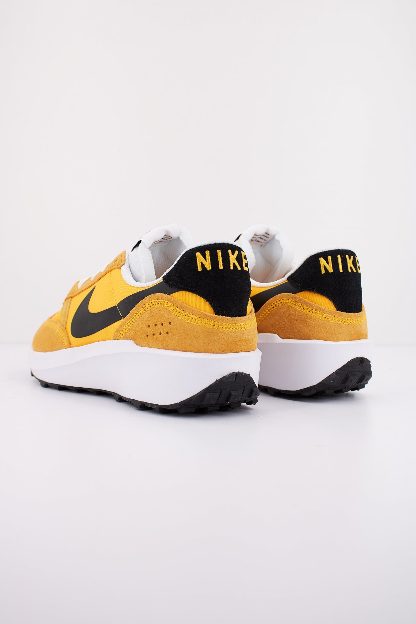 NIKE WAFFLE DEBUT en color AMARILLO  (3)