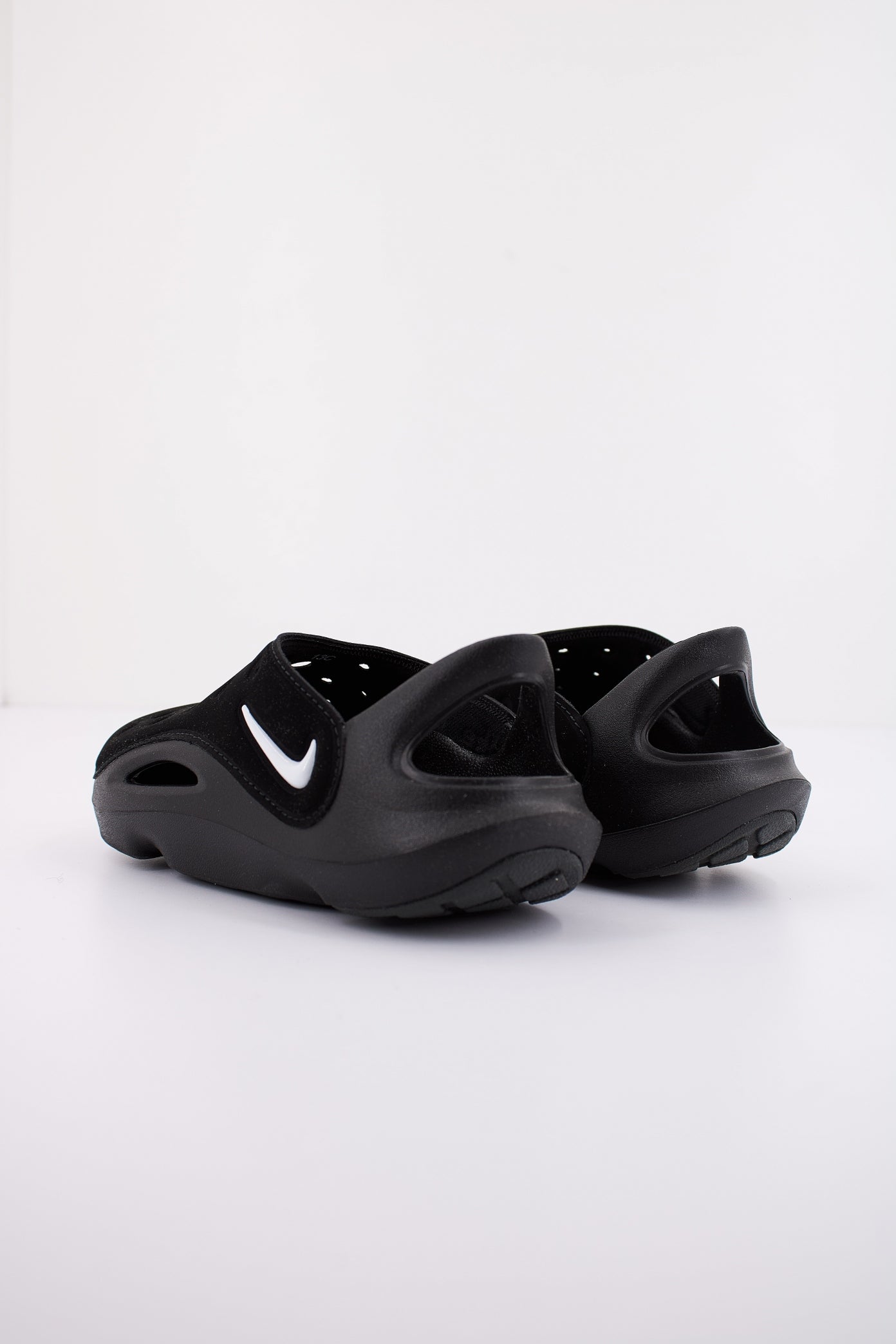 NIKE  en color NEGRO  (4)