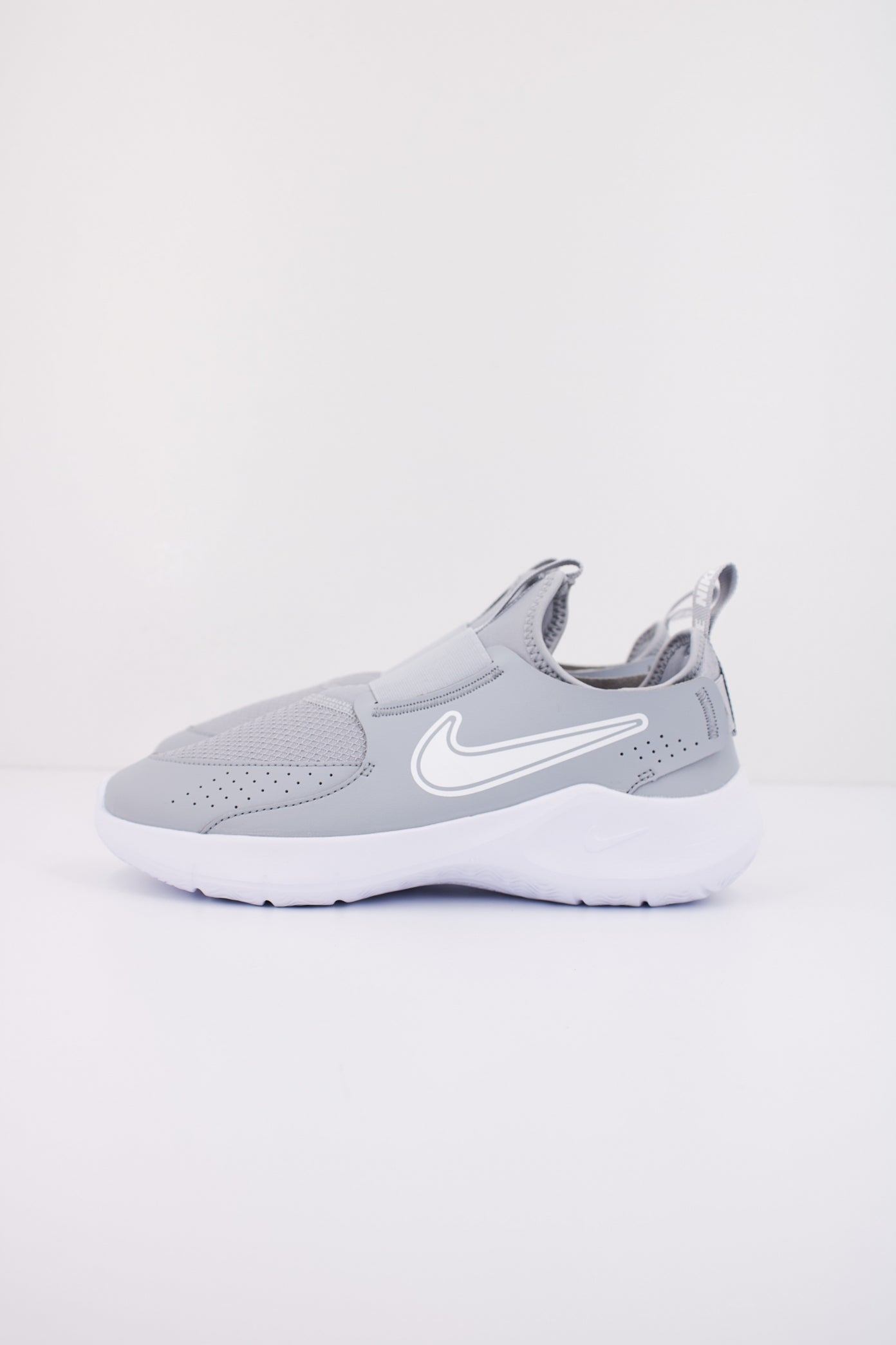 NIKE  en color GRIS  (1)