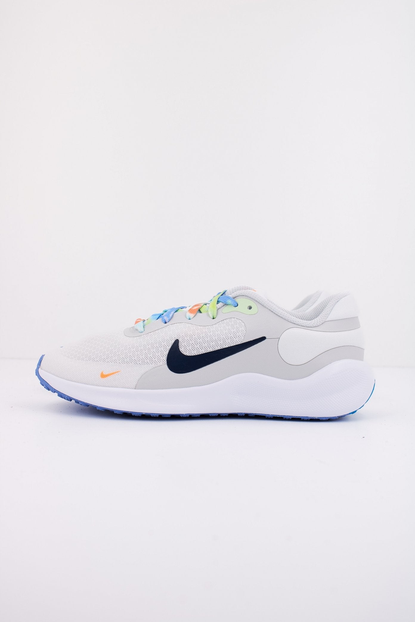 NIKE NIKE REVOLUTION  en color BLANCO  (1)