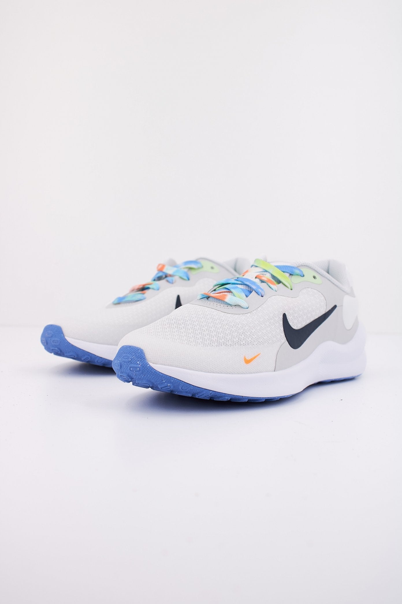 NIKE NIKE REVOLUTION  en color BLANCO  (2)