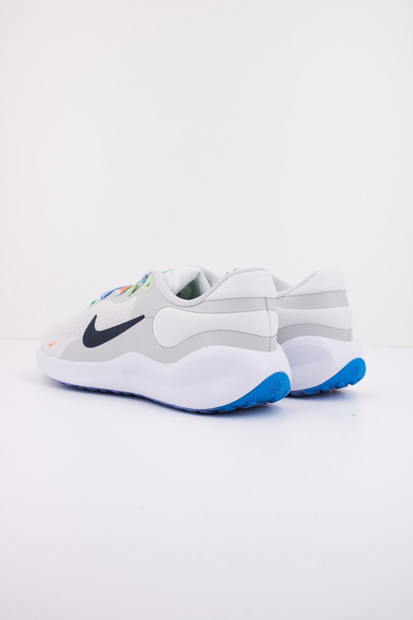 NIKE NIKE REVOLUTION  en color BLANCO  (3)