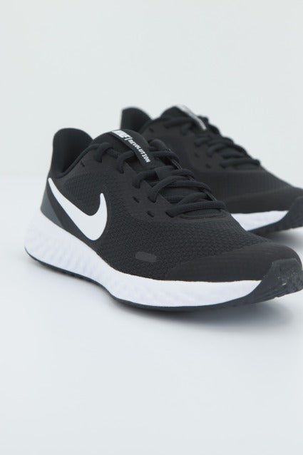 NIKE  NIKE REVOLUTION  GS en color NEGRO  (2)