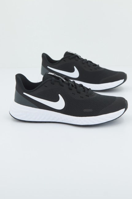 NIKE  NIKE REVOLUTION  GS en color NEGRO  (3)