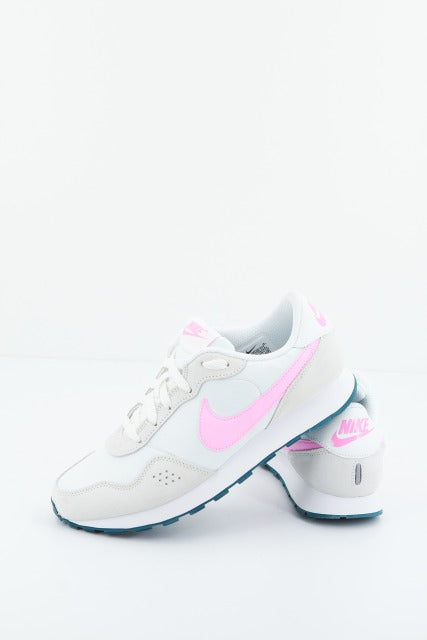 NIKE  MD VALIANT BIG KIDS' SH en color BLANCO  (3)