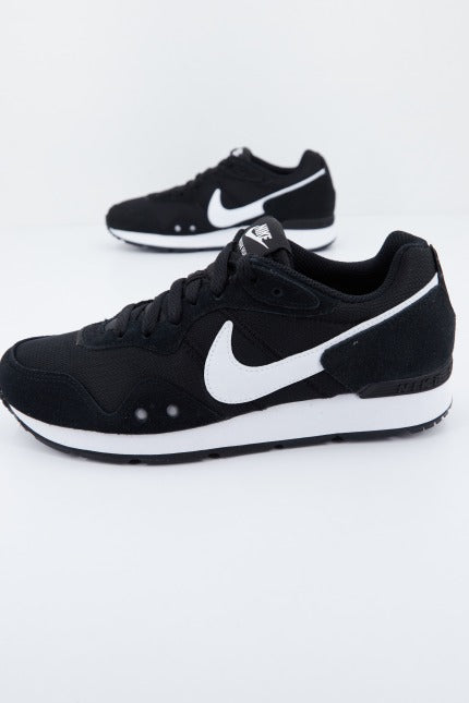 NIKE VENTURE RUNNER en color NEGRO  (1)