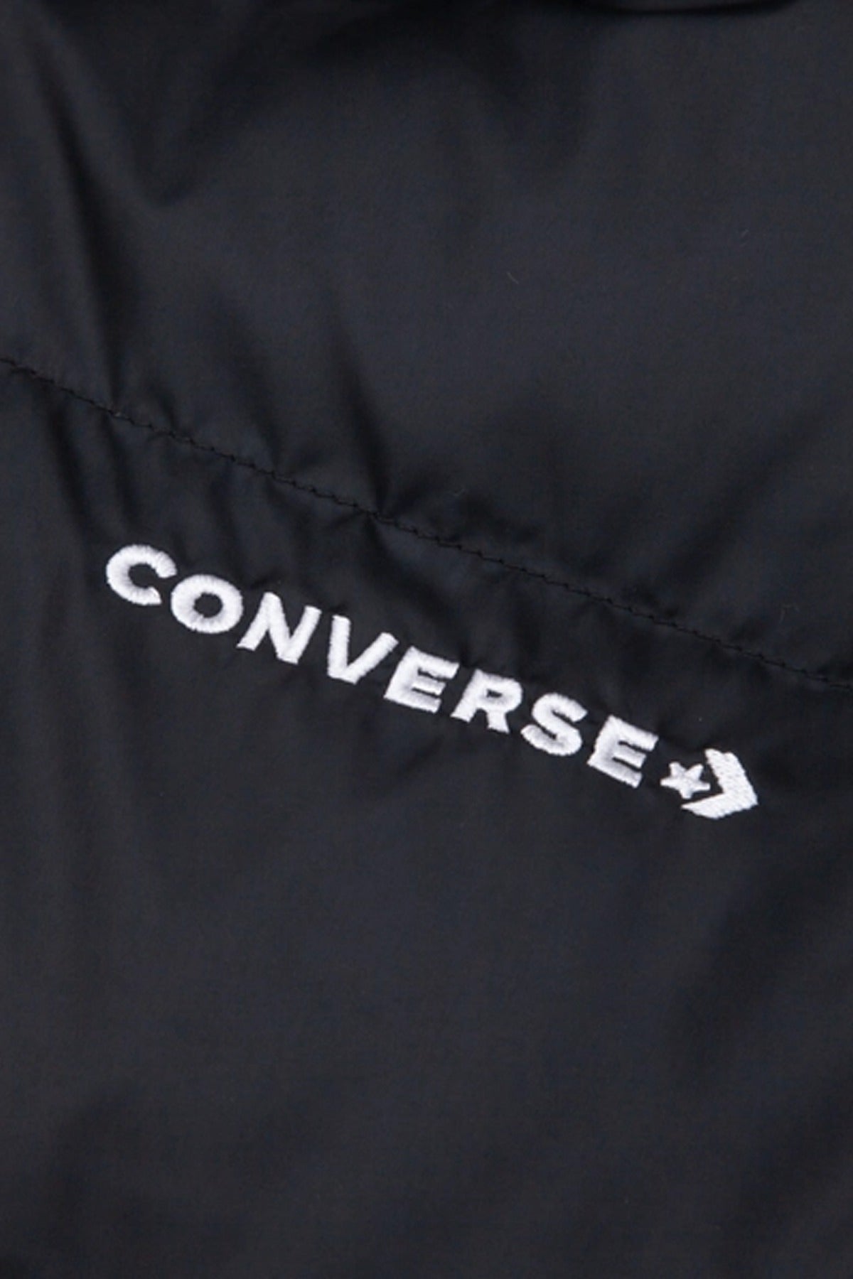 CONVERSE SYNTHETIC SHORT PUFFER JACKET en color NEGRO  (4)