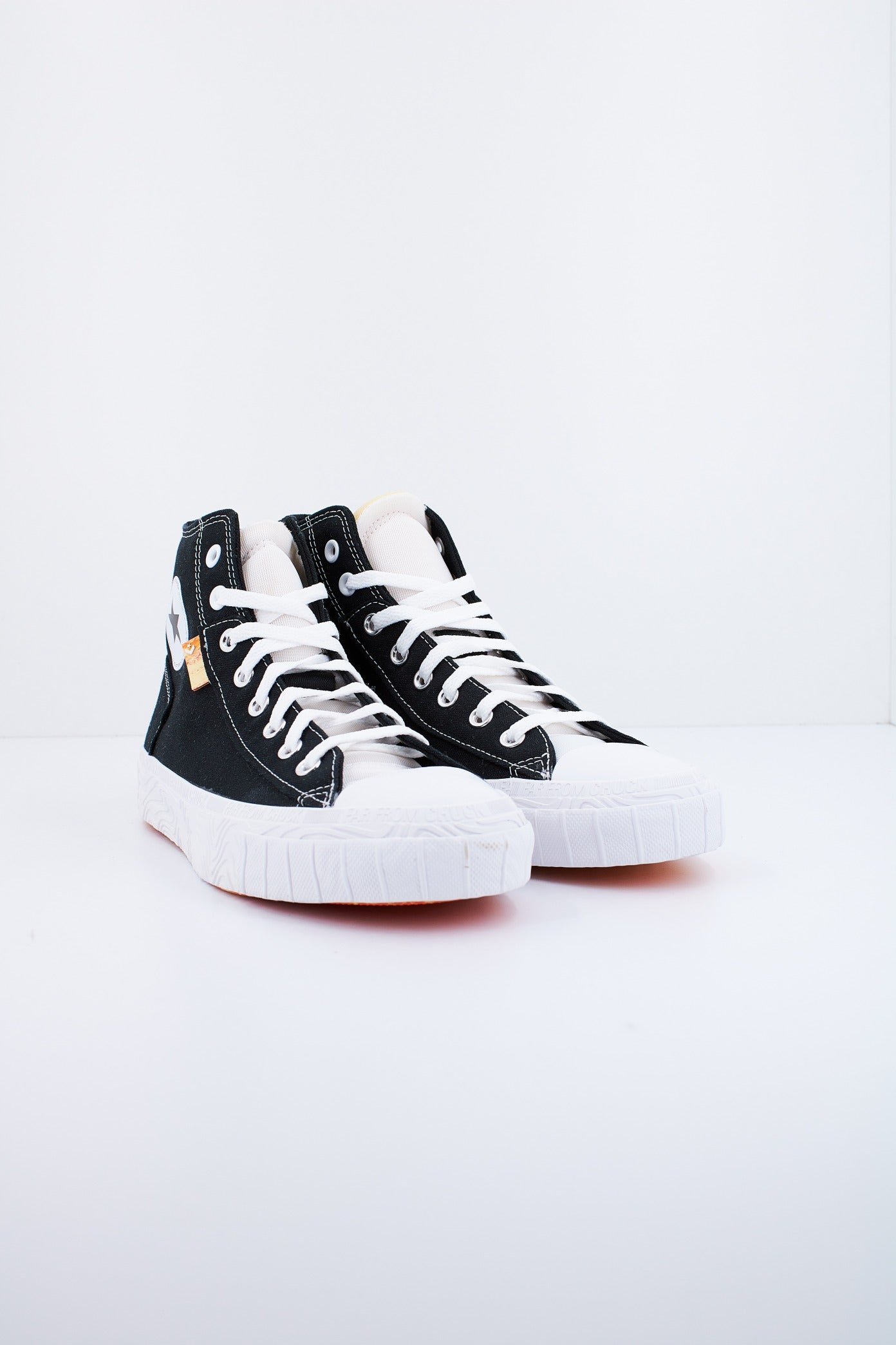 CONVERSE CHUCK TAYLOR ALT STAR CANVAS  en color NEGRO  (2)