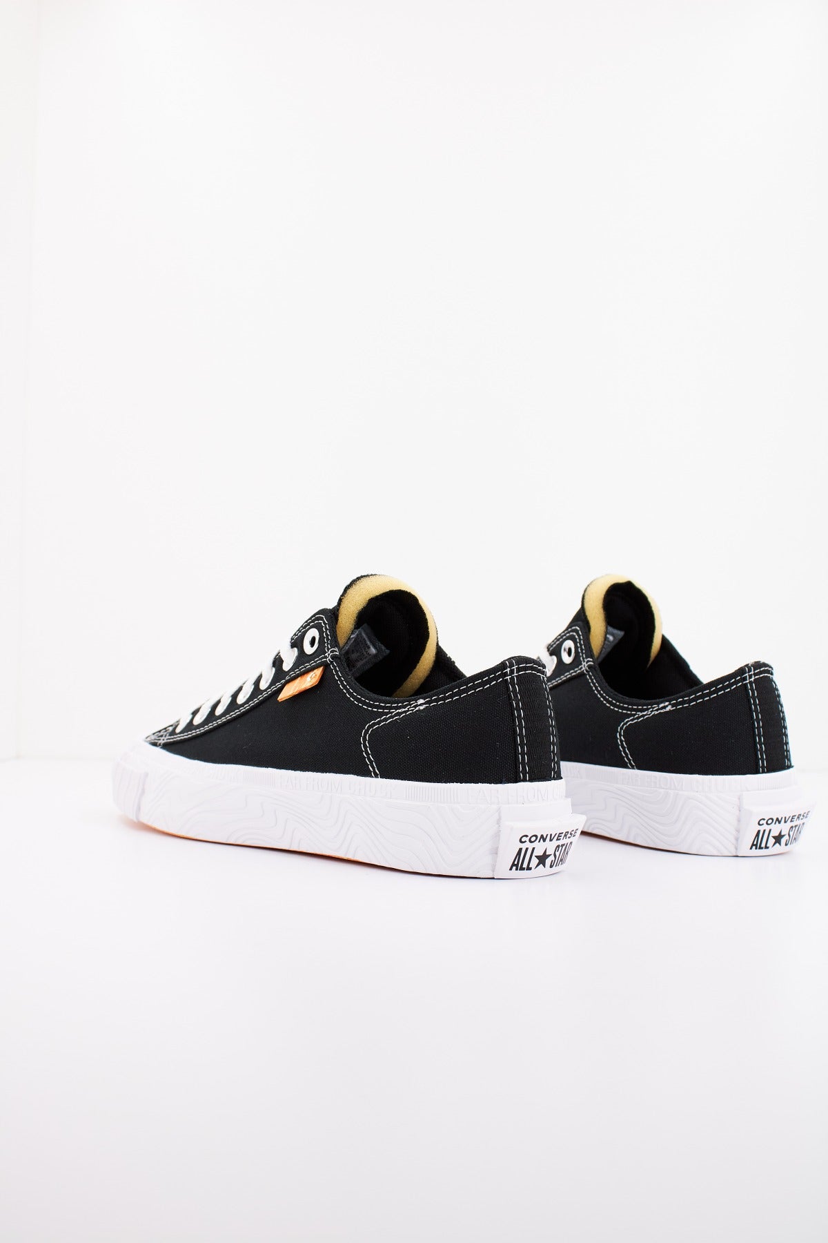 CONVERSE CHUCK TAYLOR ALT STAR OX en color NEGRO  (3)